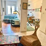 Cosy Art Flat At Downtown