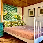 Cosy Art Flat At Downtown